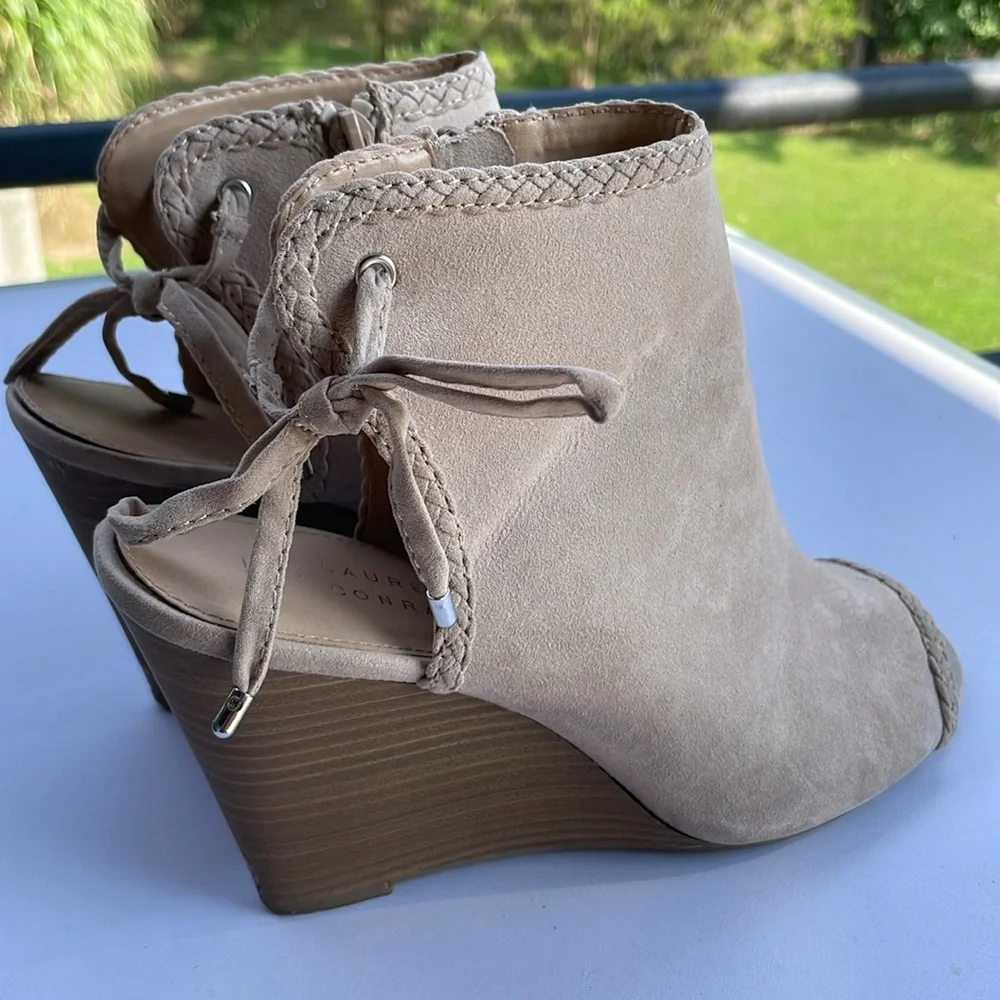 LC Lauren Conrad Boots Womens Beige Ankle Booties Suede Wedge Zip Up Size 9-12